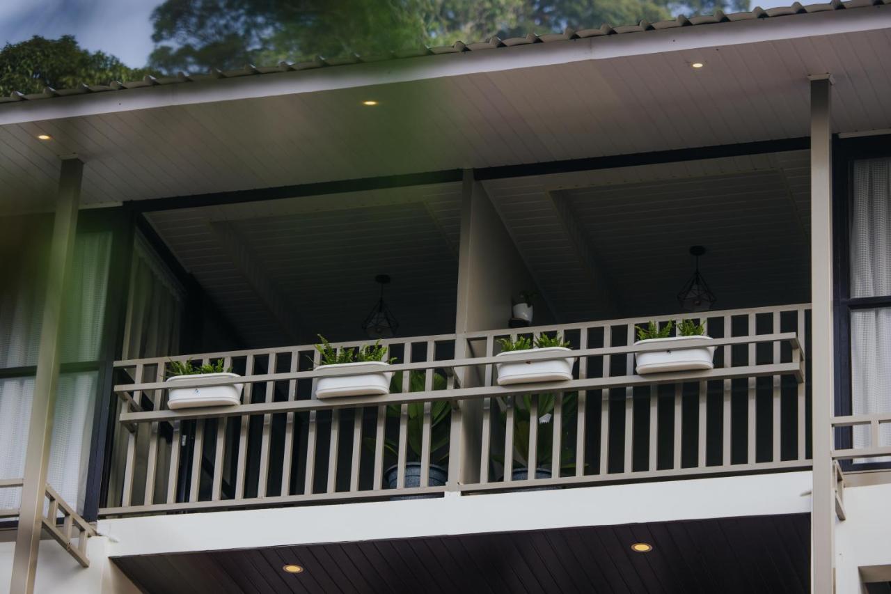 Misty Courtyard Resort Chinnakanal エクステリア 写真