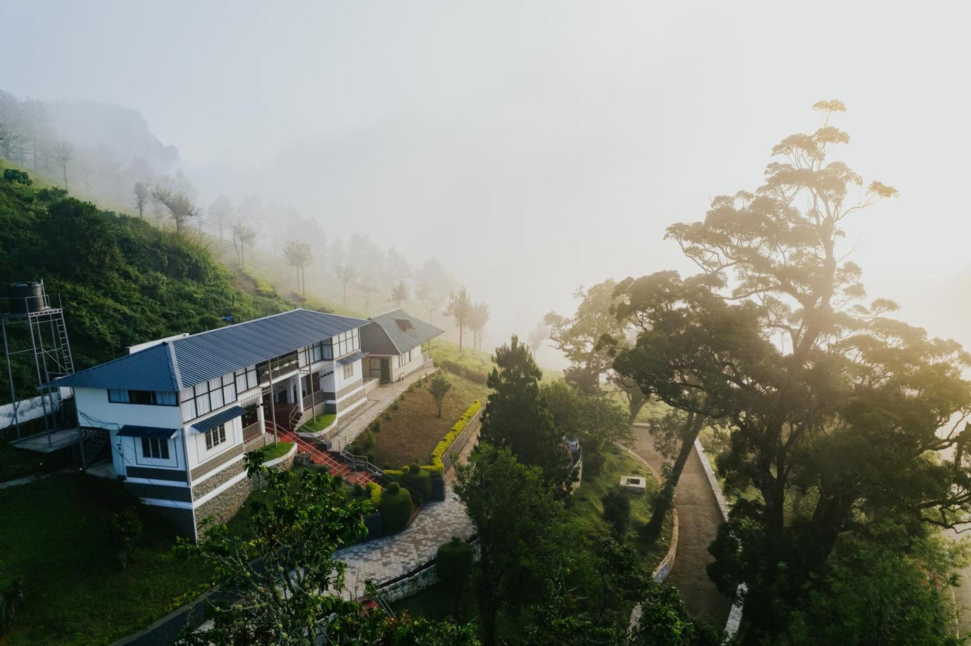 Misty Courtyard Resort Chinnakanal エクステリア 写真